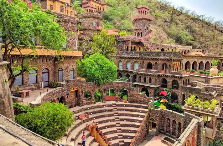 neemrana fort history in hindi