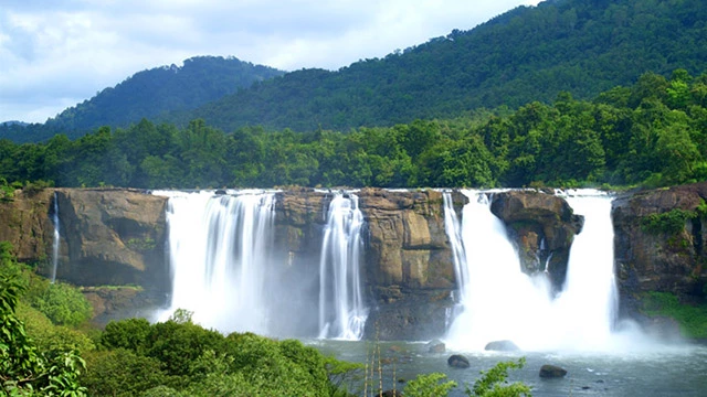 केरल के प्रमुख हिल स्टेशन अथिरापल्ली जलप्रपात - Kerala ke Parmukh hill station Athirapally Falls in Hindi