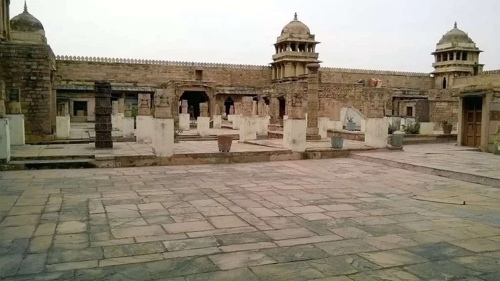 गुजरी महल पुरातत्व संग्रहालय - The Gujari Mahal Archaeological Museum in Hindi