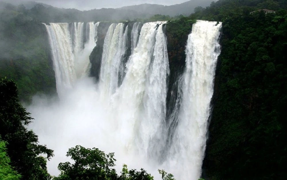 कोच्चि के पास घूमने की जगह वज़ाचल झरने - places to visit near kochi Vazhachal Waterfalls in Hindi