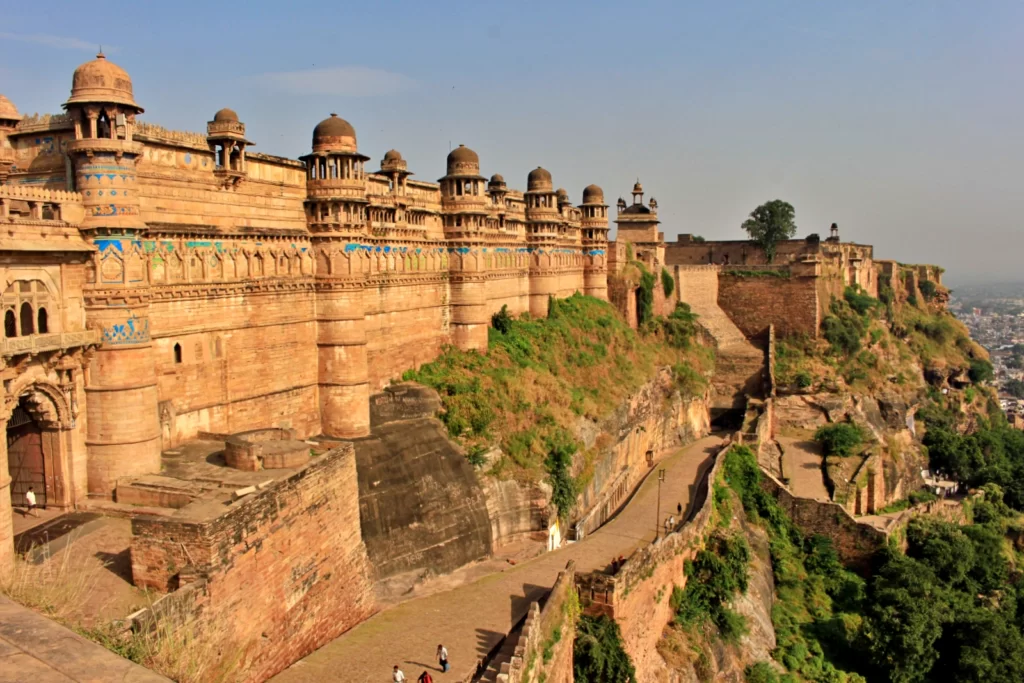 ग्वालियर किले की यात्रा करें - Visit The Glorious Gwalior Fort in HIndi
