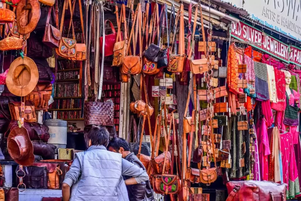 माउंट आबू में घूमने की जगह माउंट आबू बाजार - Mount Abu Shopping Market in Hindi