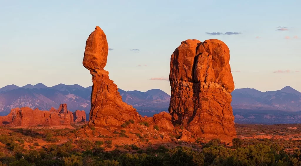 जबलपुर में देखने लायक जगह बैलेंसिंग रॉक - Jabalpur Mein Dekhne Layak Jagah Balancing Rock in Hindi