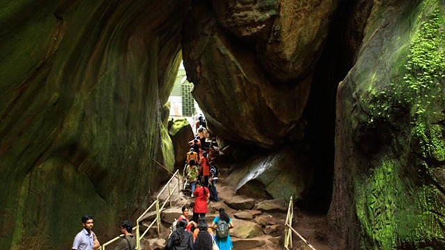  एडक्कल गुफाएं, केरल - Edakkal Caves, Kerala 