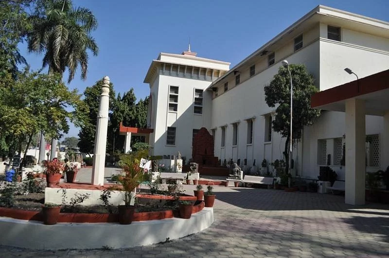 इंदौर में घूमने की जगह इंदौर संग्रहालय - Indore Mein Dekhne Layak Jagah Indore Museum in Hindi