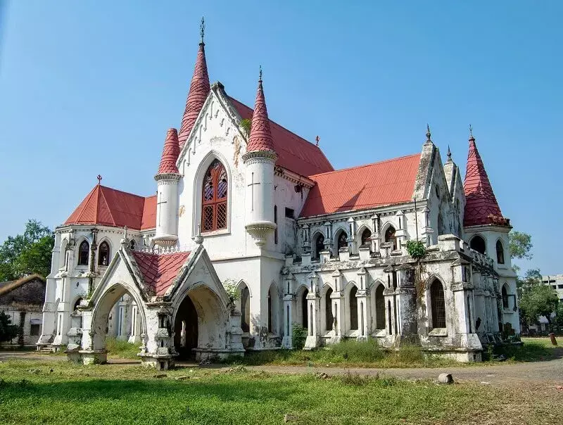 इंदौर के प्रसिद्ध धार्मिक स्थल इंदौर व्हाइट चर्च - Indore Ke Prasidh Dharmik Sthal Indore White Church in hindi