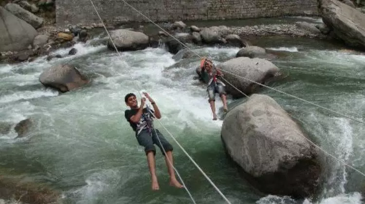 रिवर क्रॉसिंग -River Crossing  - मनाली में साहसिक गतिविधियाँ