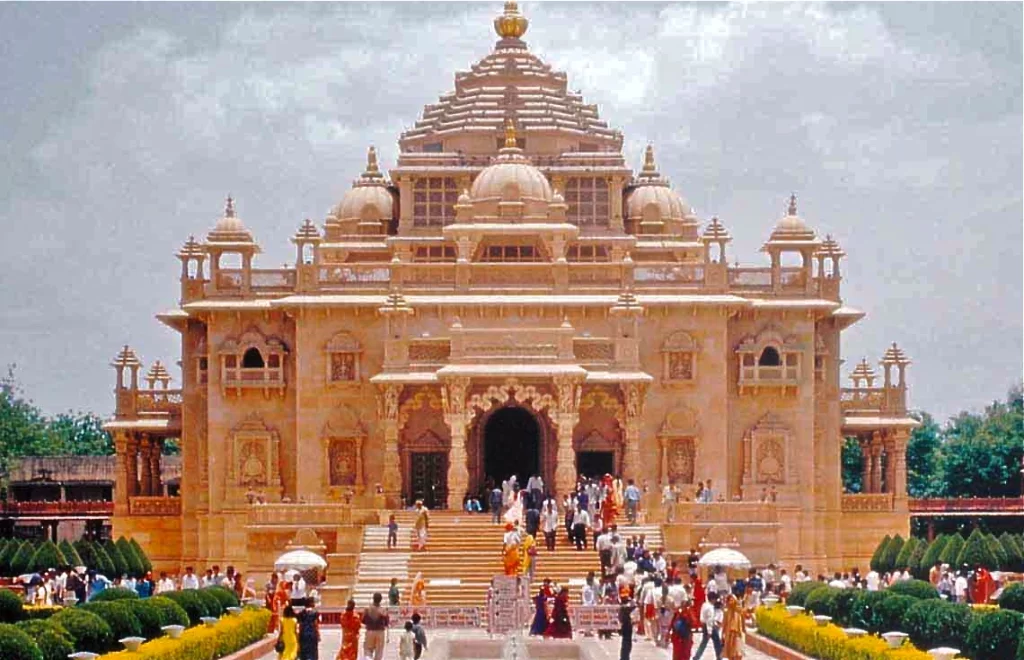 स्वामीनारायण अक्षरधाम मंदिर-गुजरात में प्रसिद्ध भव्य मंदिर