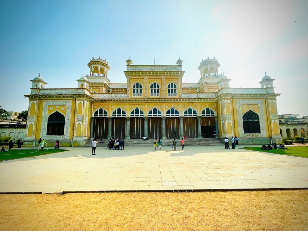 hyderabad ghumne ki jagah, Chowmahalla Palace ek prasiddh itihaasik mahal hai, jo Persian aur Mughal shaili se bana hai. Yah Nizamon ki royal virasat ka ek pramukh sthaan hai.